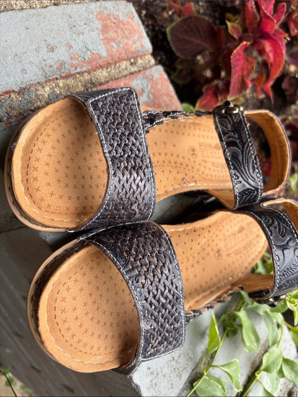 L'Artiste by Spring Step "Popular" Floral Embossed Leather Sandals - Sz 39  (8) - Picture 5 of 9